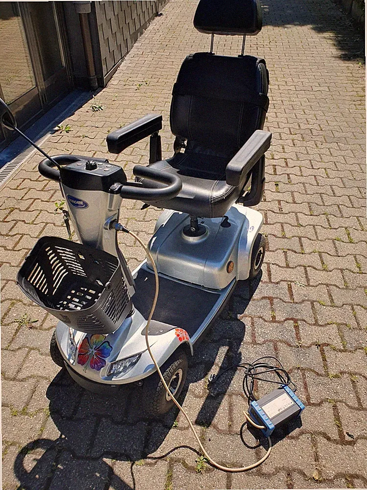 E-Scooter INVACARE LEO (Silber) mit Ladekabel leichte Gebrauchsspuren