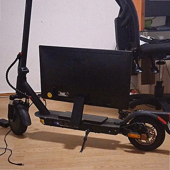 E-Scooter schwarz mit Display und Sitz, Aluminium Gummi Kunststoff