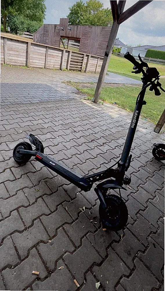 KuKirin G2 Pro E-Scooter 600W 10 Zoll bis 55 km Schwarz/Rot mit Display