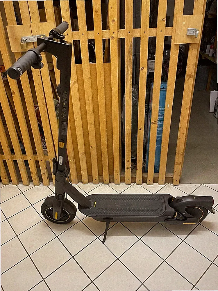 NINEBOT KickScooter MAX G2D powered by Segway E-Scooter (10 Zoll, Schwarz)