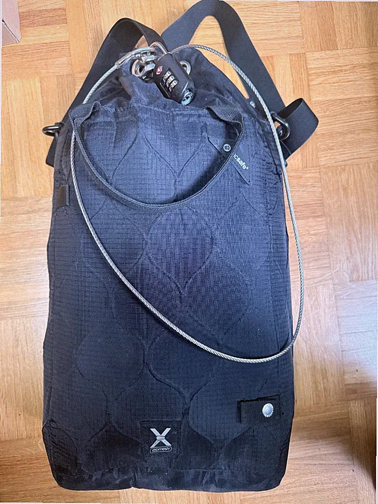 Pacsafe Travelsafe X15 Reisetasche 15–19L Nylon schwarz mit Diebstahlschutz