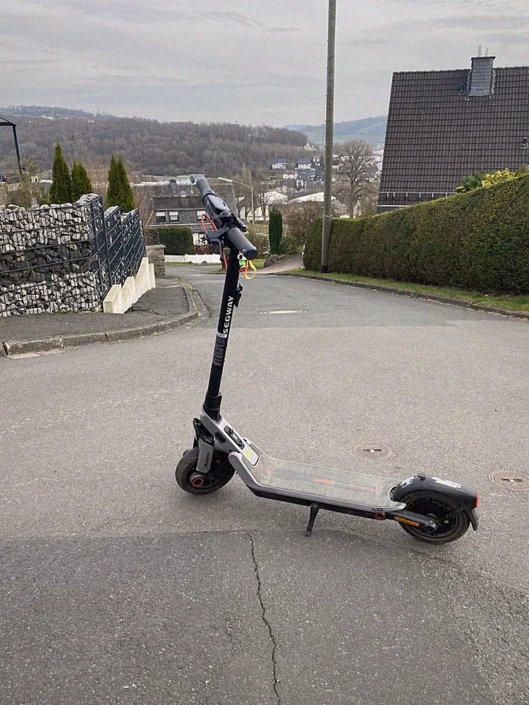Segway Ninebot E3 Pro D E-Scooter 10 Zoll Schwarz/Silber Rot Neu mit Rechnung